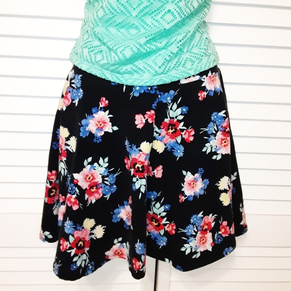 4 Panel So "Skater Skirt" Floral Small - Medium - Picture 2 of 10